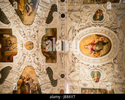 Il soffitto dipinto di San Niccolo in sasso chiesa, Siena Foto Stock