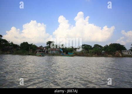 Villaggio sulla banca del fiume Padma vicino a Dohar. Nwabganj, Dhaka, Bangladesh. Foto Stock