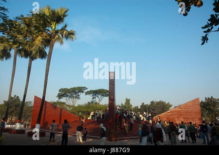 Persone affollano il martire di intellettuali' cimitero a Mirpur in città in occasione del Martire di intellettuali giorno. Dacca in Bangladesh. Foto Stock