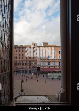 Piazza del Campo vista da una finestra del Palazzo Pubblico, Siena Foto Stock