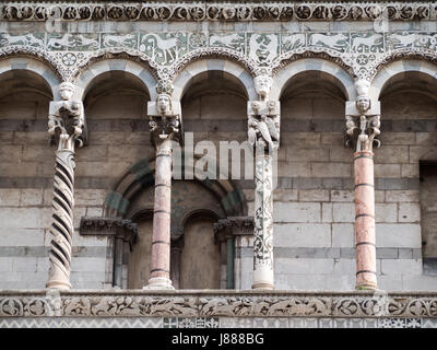 San Michele in Foro facciata dettaglio, Lucca Foto Stock
