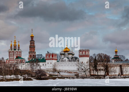 Drammatica nuvole sopra il Convento Novodevichy, Mosca, Russia Foto Stock