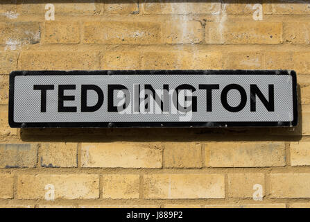 Segno per Teddington, Middlesex, Inghilterra, fissata ad una parete di mattoni Foto Stock