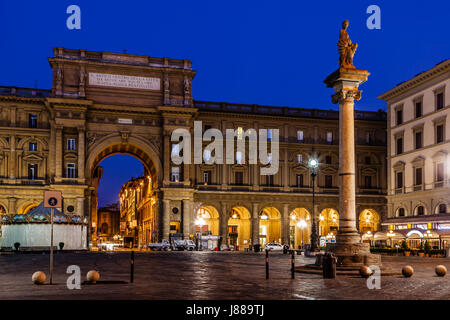 La colonna di abbondanza in Piazza della Repubblica al mattino, Firenze, Italia Foto Stock