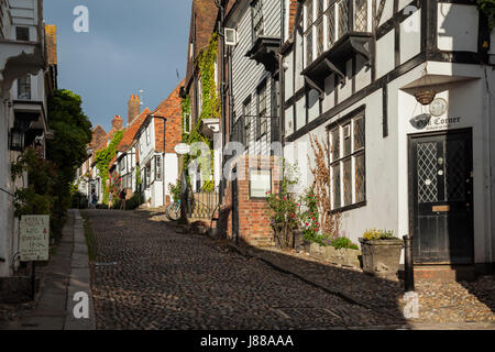 Pomeriggio a molla su Mermaid Street in segale, East Sussex, Inghilterra. Foto Stock