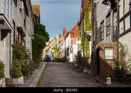 Pomeriggio a molla su Mermaid Street in segale, East Sussex, Inghilterra. Foto Stock