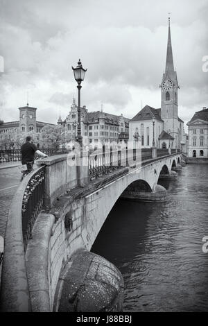 Münsterbrücke ponte e la chiesa di Fraumuenster, Zurigo, Svizzera. Foto Stock