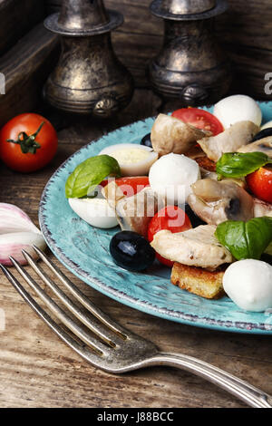 Insalata Caesar con pollo alla griglia,crostini, uova di quaglia,i pomodori e formaggio Foto Stock