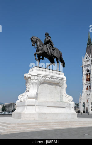 Statua di Gyula Andrássy, statista ungherese, a cavallo accanto al parlamento ungherese edificio in Budapest, Ungheria. (Vedere IMPT nota) Foto Stock