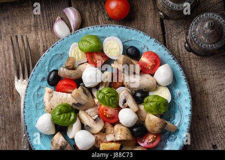 Insalata Caesar con pollo alla griglia,crostini, uova di quaglia,i pomodori e formaggio Foto Stock