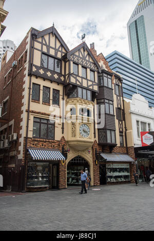 Perth,WA,Australia-November 16,2016: turisti al di fuori il mock Tudor Elizabethan stile corte di Londra nel centro di Perth, Western Australia. Foto Stock