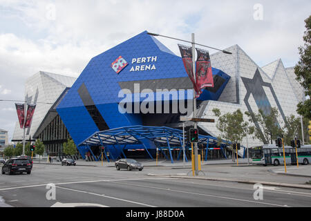 Perth,WA,Australia-November 16,2016: geometrico design architettonico dell'Arena di Perth con persone e trasporto in Perth, Western Australia Foto Stock