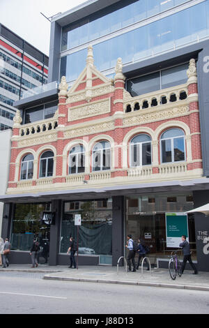 Perth,WA,Australia-November 16,2016: la gente e la facciata degli edifici di lettura con la vecchia e la nuova facciata nel centro di Perth, Western Australia Foto Stock