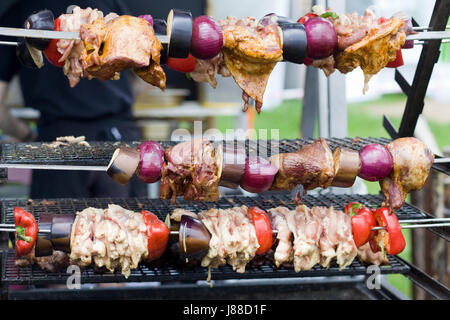 La carne e le verdure su uno sputo su un fuoco aperto Foto Stock