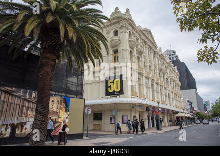 Perth,WA,Australia-November 16,2016: persone che camminano in downtown area con Sua Maestà il teatro in Perth, Western Australia Foto Stock