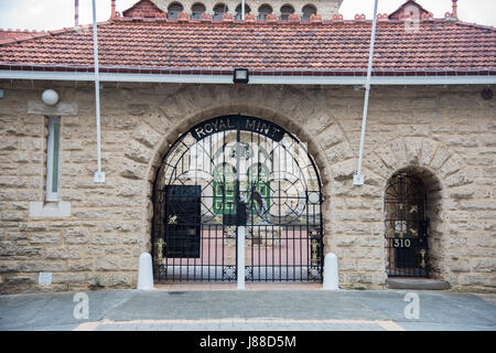 Perth,WA,Australia-November 16,2016: architettura di pietra calcarea con gateway arcuata entrata a Perth Mint nel centro di Perth, Western Australia. Foto Stock