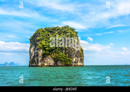 Baia di Phang Nga-paesaggio, sul Mare delle Andamane, a sud della Thailandia in una bellissima giornata, con le nuvole su un cielo blu Foto Stock