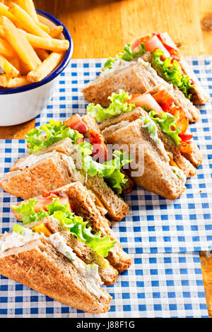 La pancetta lattuga sandwich di pomodoro con cipolline mayo e patatine fritte Foto Stock