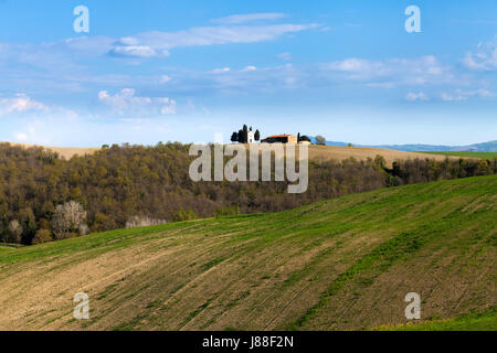 Paesaggio idilliaco con lonely farm sulla collina Foto Stock