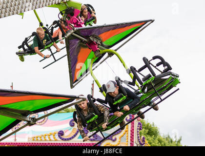 Deltaplano ride presso la fiera della contea. Foto Stock