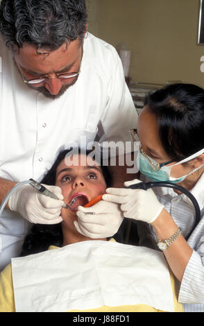 Donna che sta per avere il dente forato al dentista Foto Stock