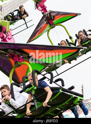 Deltaplano ride presso la fiera della contea. Foto Stock