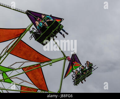 Deltaplano ride presso la fiera della contea. Foto Stock