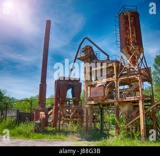 Vecchio Asfalto Impianti di miscelazione. Una chiusura Foto Stock