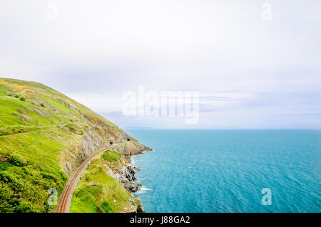 Vista sul litorale e la ferrovia via da Bray in Irlanda Foto Stock