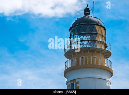 Vista ravvicinata del faro di Barns Nest, della costa di East Lothian vicino a Dunbar, del sentiero costiero di John Muir Way, Scozia, Regno Unito, con cielo blu il giorno d'estate Foto Stock