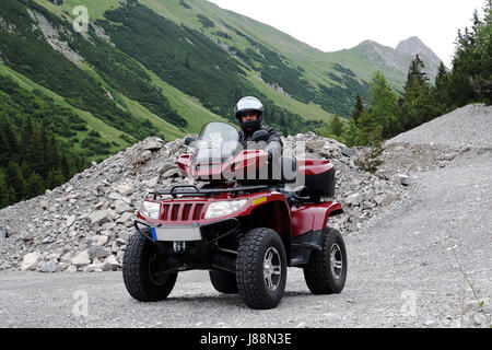 Il piacere di guida con il quad su hahntennjoch Foto Stock