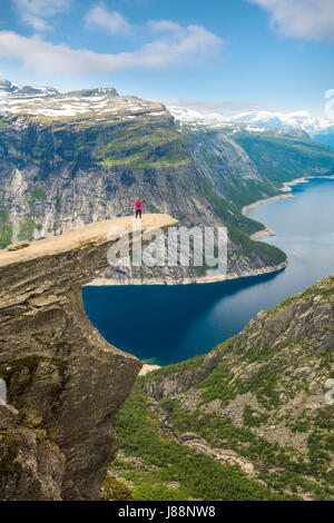 Sportivo da donna in posa sul Trolltunga Norvegia Foto Stock