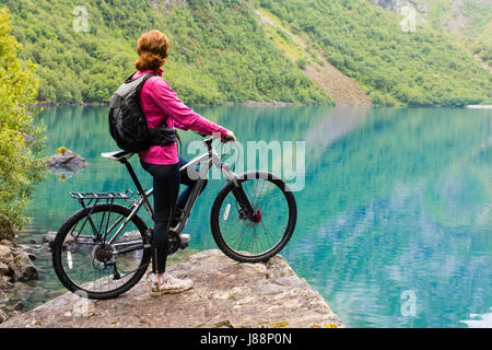 Percorsi in bicicletta in Norvegia contro il pittoresco paesaggio Foto Stock