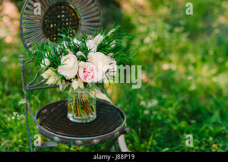 Wedding bouquet di peonie su un vintage sedia in metallo di nozze in Montenegro. Foto Stock