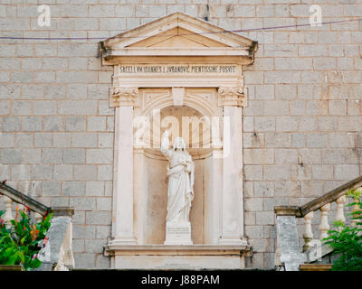 Prcanj, Montenegro Baia di Kotor. Statue sul territorio della chiesa della Natività della Vergine. Foto Stock