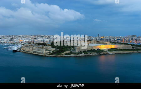 Malta. Vista panoramica del Porto di Marsamxett e Manoel Island dalle pareti della valletta di mattina Foto Stock