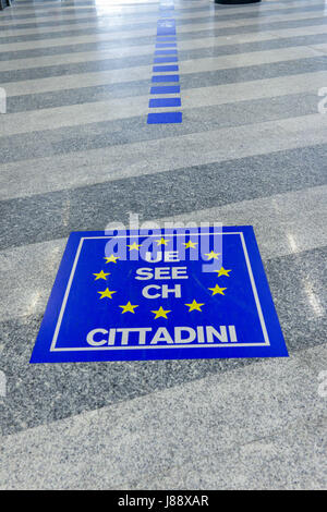 L'immigrazione segni sul pavimento all'aeroporto di Milano Malpensa, Italia Foto Stock