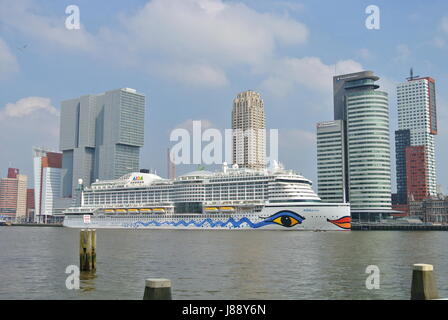 La nave di crociera AIDAprima a Rotterdam, Paesi Bassi Foto Stock