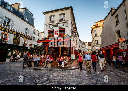 Parigi - 1 Luglio: Vista della tipica caffetteria di Parigi il 1 luglio 2013 a Parigi. L'area di Montmartre è tra le destinazioni più popolari in Parigi, Le Consulat è un TIP. Foto Stock