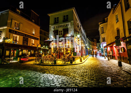 Parigi - 1 Luglio: Vista della tipica caffetteria di Parigi il 1 luglio 2013 a Parigi. L'area di Montmartre è tra le destinazioni più popolari in Parigi, Le Consulat è un TIP. Foto Stock