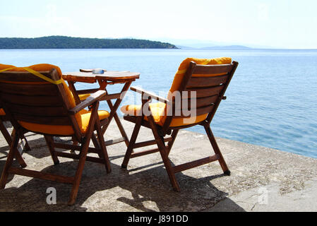 Cafe, bar, taverna, Grecia, sedie, tavoli, arancio, acqua salata, mare oceano, Foto Stock