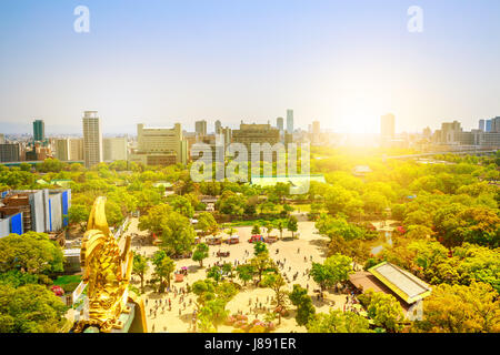 Il parco del Castello di Osaka cityscape Foto Stock