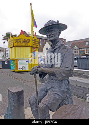 Statua di bronzo di Robert Baden-Powell, fondatore del Movimento Scout sul Quay in Poole, Dorset, Inghilterra Foto Stock