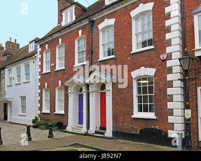 Colorati porte anteriori su Market Street nel quartiere del centro storico di Poole, Dorset, Inghilterra Foto Stock