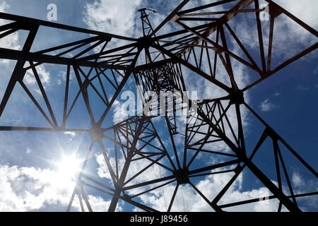 Elevata resistenza alle reti elettriche. Il pilastro di metallo contro il cielo. Foto Stock