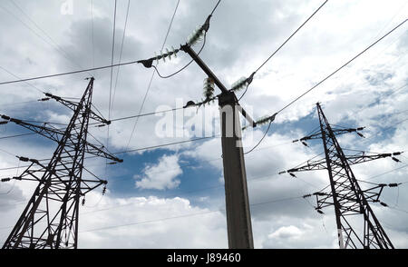 Elevata resistenza alle reti elettriche. Il pilastro di metallo contro il cielo. Foto Stock