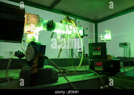 Potente verde industriali apparecchiature laser in un laboratorio di ricerca in fisica. Fisica dello stato solido lab. Amplificazione di luce mediante emissione stimolata di Foto Stock