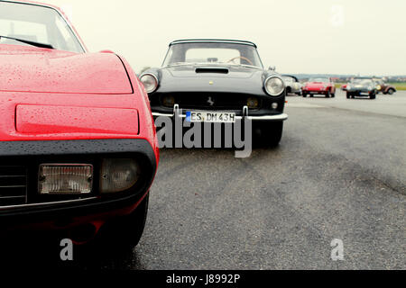 Radolfzell am Bodensee - Germania, Settembre 29, 2012: Vintage Ferraris in corrispondenza di una vettura da rally Foto Stock