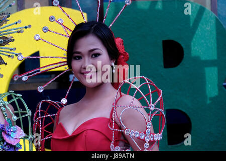 Una giovane regina della bellezza filippina partecipa al festival di San Isidro Pahiyas in onore del santo patrono degli agricoltori Saint Isidore il Labourer nella città di Lucban o Lukban situato ai piedi del Monte Banahaw nella provincia di Quezon nelle Filippine Foto Stock