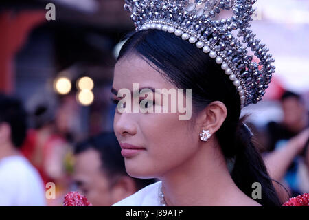 Una giovane regina della bellezza filippina partecipa al festival di San Isidro Pahiyas in onore del santo patrono degli agricoltori Saint Isidore il Labourer nella città di Lucban o Lukban situato ai piedi del Monte Banahaw nella provincia di Quezon nelle Filippine Foto Stock